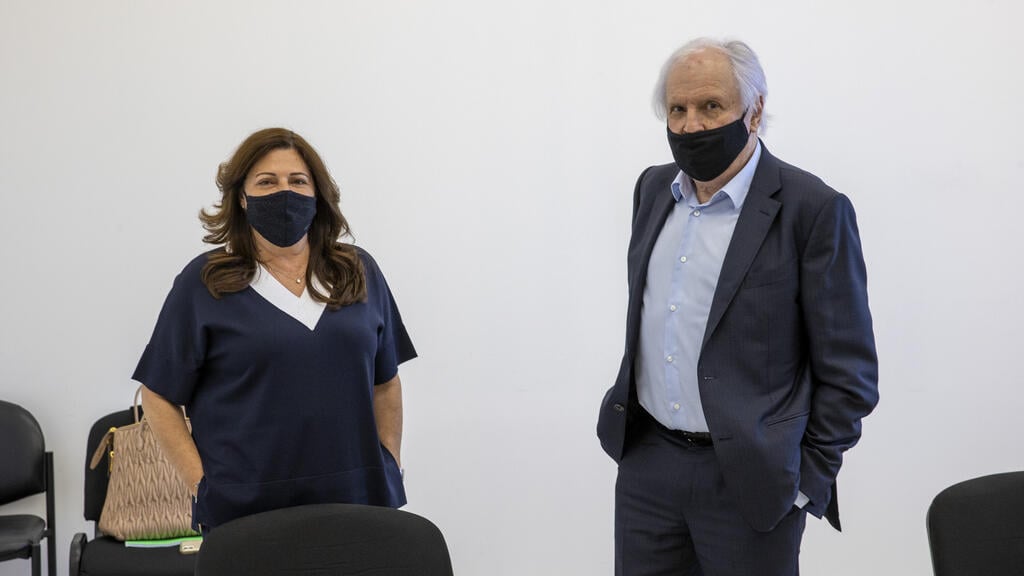 שאול ואיריס אלוביץ' בבית המשפט