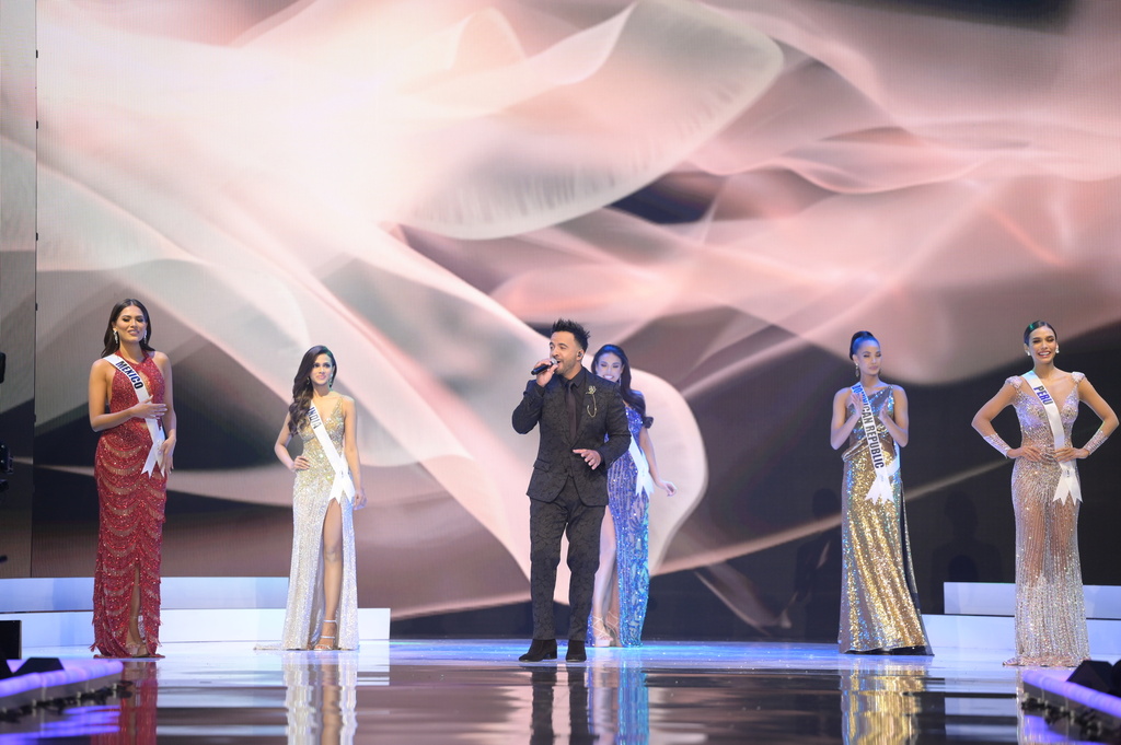 הזמר לואיס פונסי עם חמישיית הגמר של מיס יוניברס