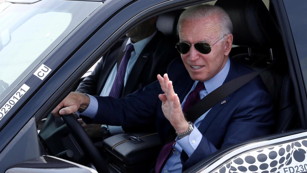 U.S. President Joe Biden sitting in the cab of an electric-powered Ford truck (Photo: Reuters) ג'ו ביידן