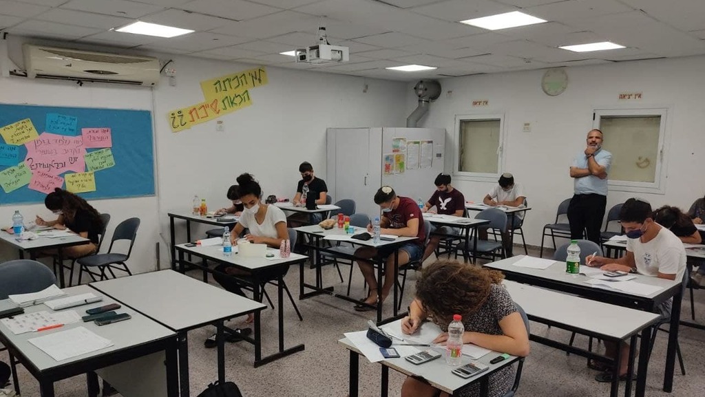 בחינת בגרות, השבוע. התוכנית תהיה גמישה (צילום: משרד החינוך ) בחינת בגרות בגן יבנה