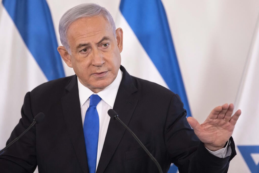 Prime Minister Benjamin Netanyahu gestures during a briefing to ambassadors to Israel at the Hakirya military base in Tel Aviv (Photo: EPA) בנימין נתניהו בתדרוך בקריה