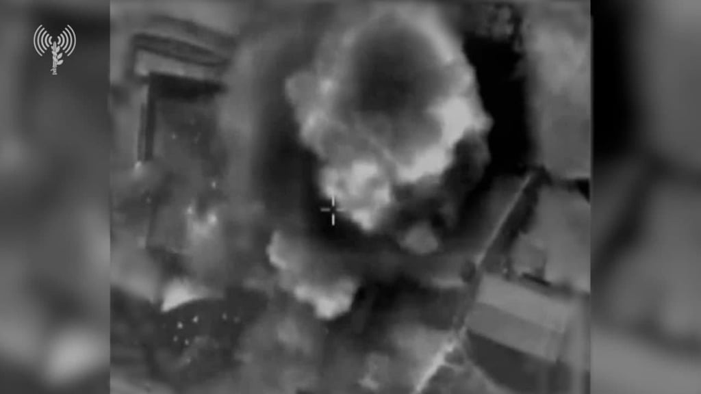 IDF footage showing bombing of Hamas terror sites (Photo: The IDF Spokesperson's Unit) תיעוד מתקיפת מבנה ובו עמדת תצפית ופיר מנהרה
