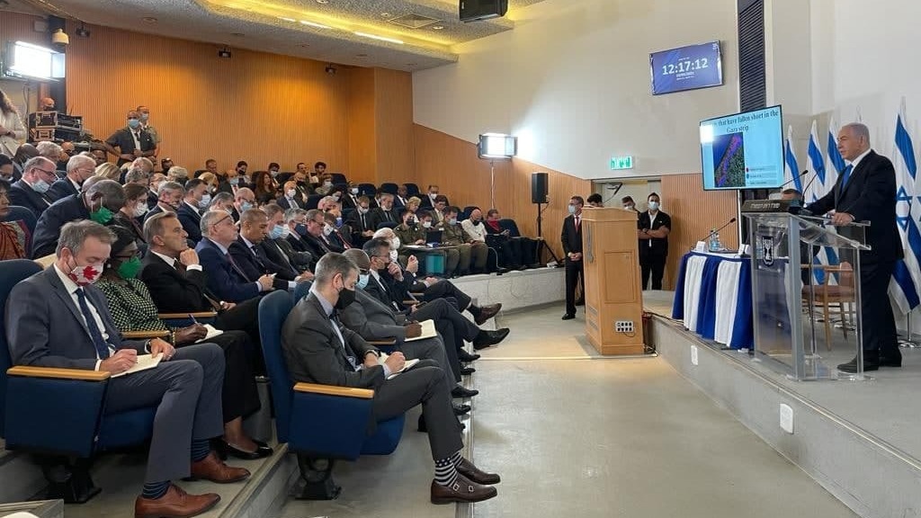 Netanyahu during a briefing of foreign diplomats בנימין נתניהו בתדרוך בקריה