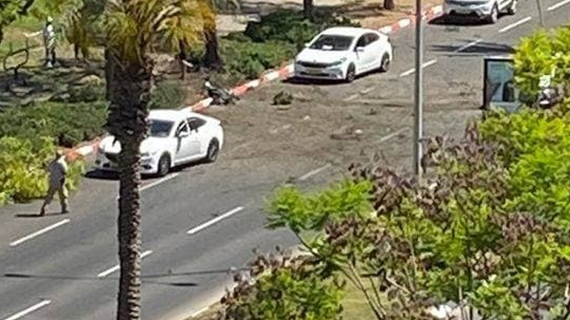 A rocket hits a road in Ashdod נפילה אשדוד
