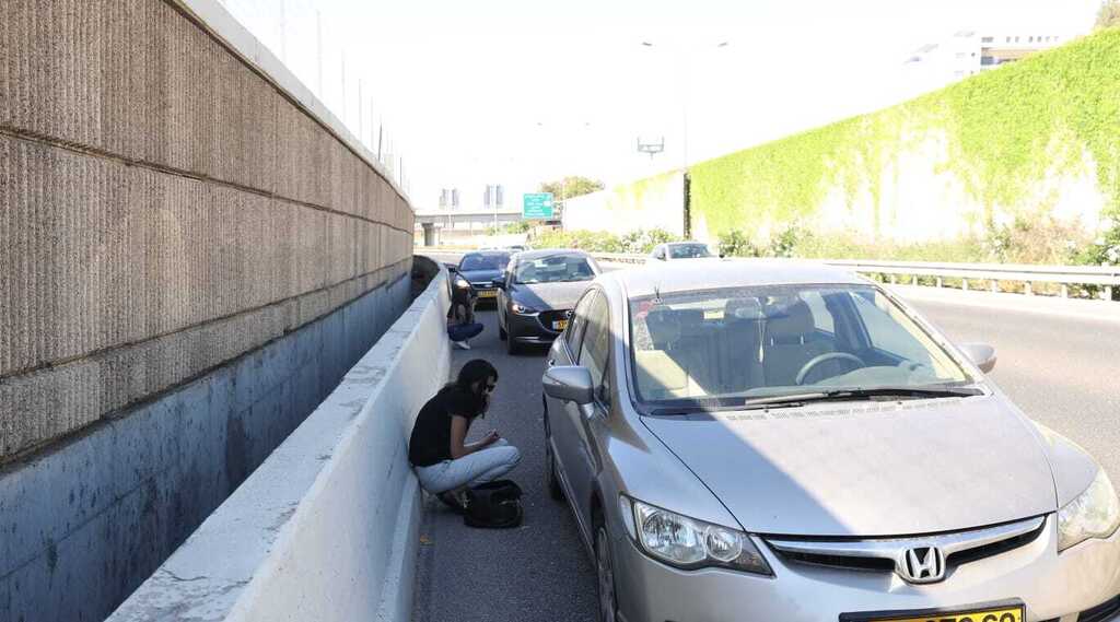 Civilians take cover from rockets on Highway 22 in Kiryat Bialik (Photo: Elad Gershgorn) בזמן האזקעות בכביש 22 קריית ביאליק