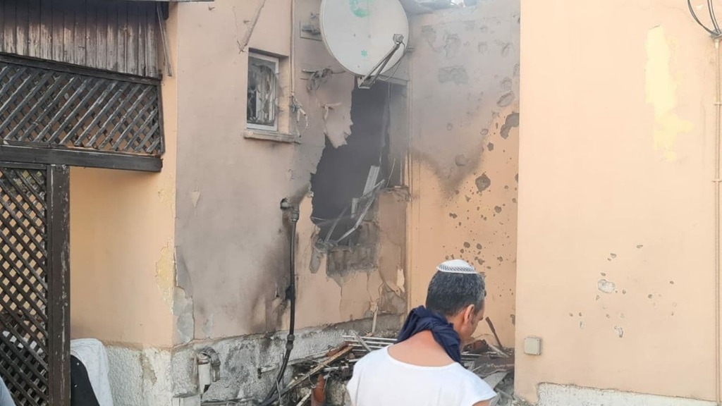 Sderot home takes a direct hit from a Gaza rocket בית בשדרות נפגע מנפילת רקטה