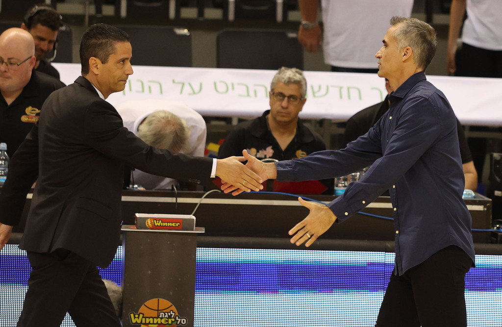 קרב המאמנים. אבישי גורדון ויאניס ספרופולוס (צילום: ראובן שוורץ) גורדון וספרופולוס