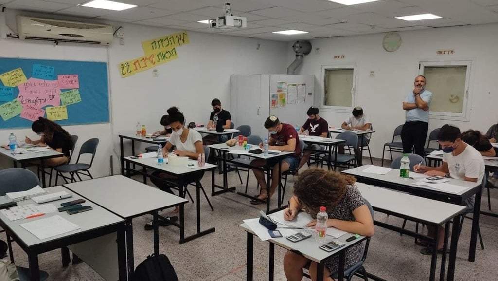 בחינת בגרות. מהקיץ הקרוב השאלות יותאמו לתלמידים ולתלמידות (צילום: משרד החינוך ) בחינת בגרות בגן יבנה