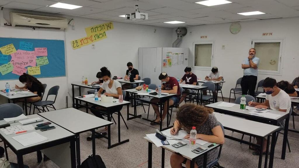 ארכיון (צילום: משרד החינוך ) בחינת בגרות בגן יבנה