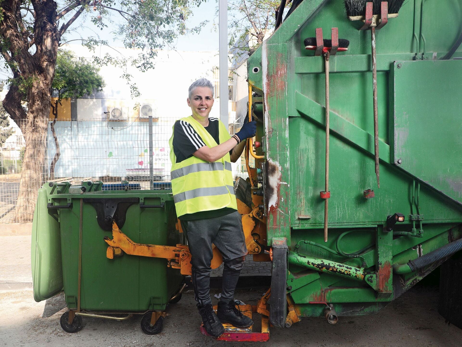 מיכל אוחנה. "כשהפחים מלאים הם כבדים מאוד, אבל יש לי הרבה כוח" (צילום: דנה קופל) מיכל אוחנה