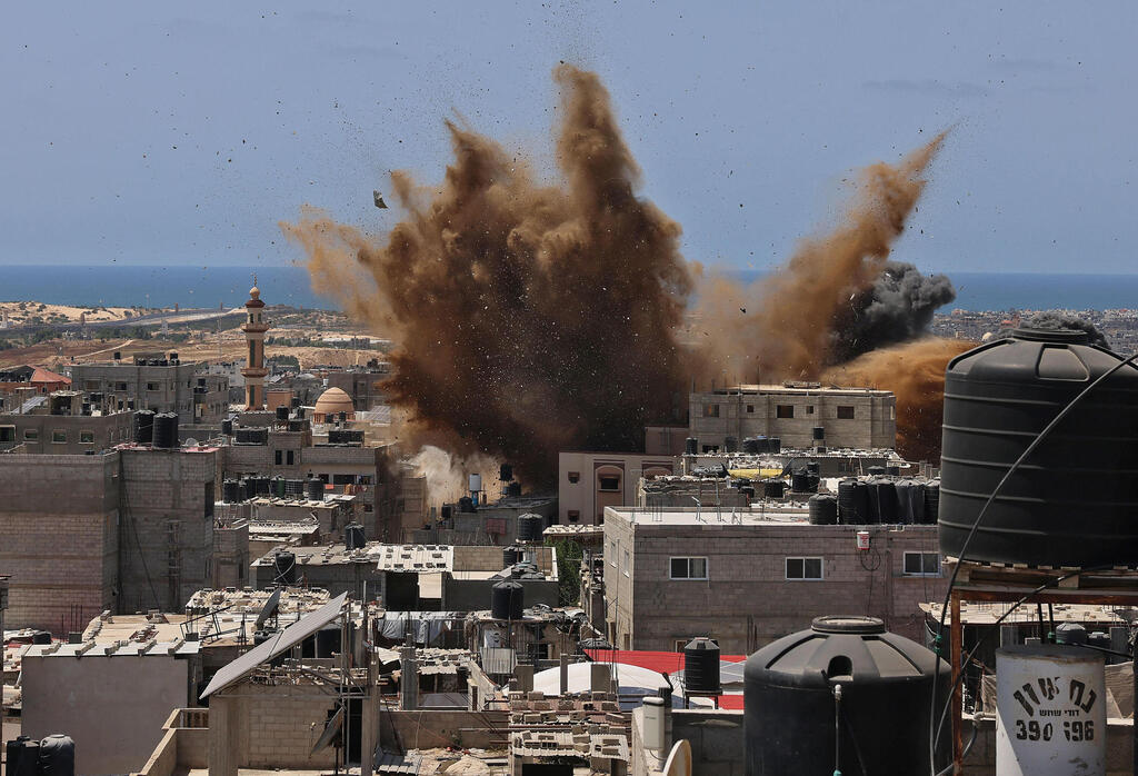 תקיפות צה"ל ברצועת עזה. 200 פעילים חוסלו, 25 מהם בכירים (צילום: AFP) תקיפה בעזה