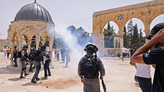 מיד עם סיום תפילת הצהריים, החלה התפרעות בהר הבית על ידי מאות צעירים