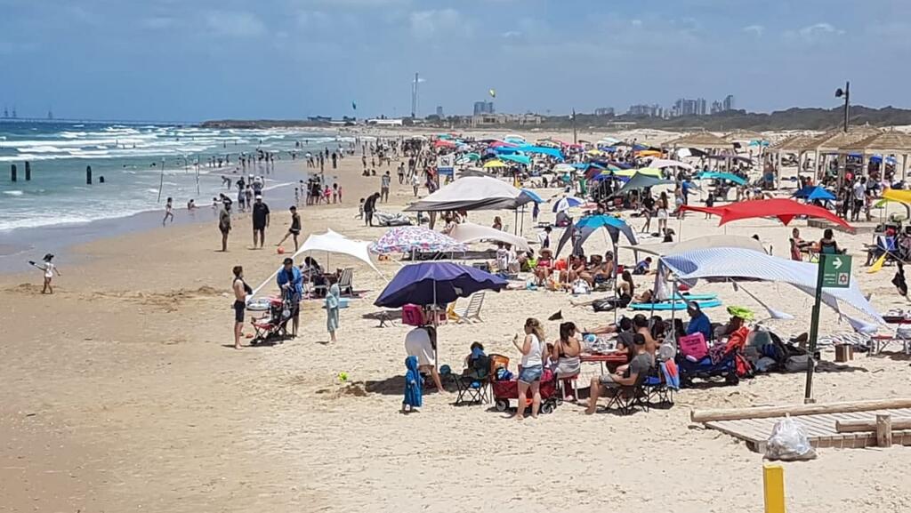 חוף ינאי (צילום: רועי נחמני, רשות הטבע והגנים) מטיילים בחוף בית ינאי