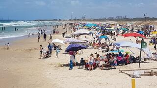 מטיילים בחוף בית ינאי