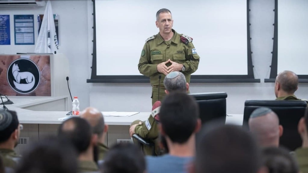 עם תום מבצע שומרי החומות": הרמטכ"ל במפקדת פיקוד הדרום (צילום: דובר צה"ל) עם תום מבצע ״שומרי החומות״: הרמטכ"ל ביקר במפקדת פיקוד הדרום