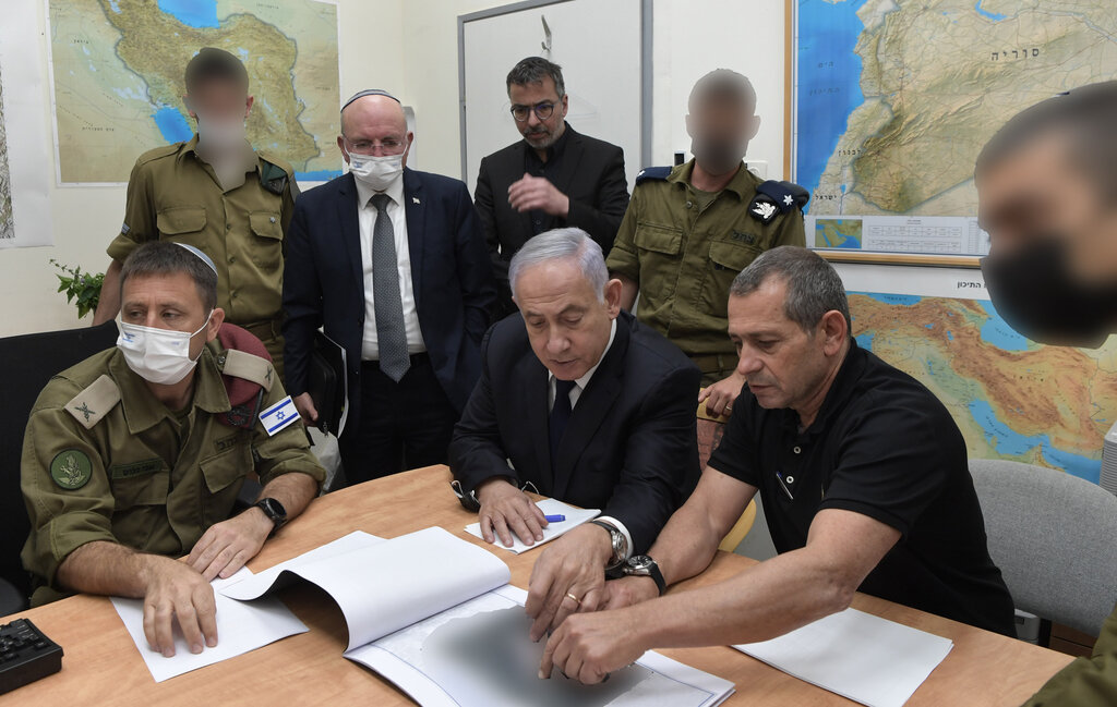 נתניהו לצד ארגמן ובן שבת. בנט צפוי למנות יועץ חדש לביטחון לאומי (צילום:קובי גדעון, לע"מ) ראש הממשלה בנימין נתניהו עם ראש השכ"כ נדב ארגמן וראש המל"ל מאיר בן שבת בקריה בתל אביב