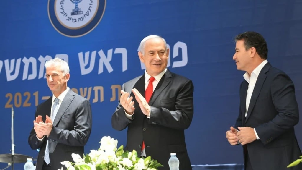 "עומד מאחורי המילה שלו". ברנע (משמאל) עם נתניהו וכהן (צילום: עמוס בן גרשום, לע"מ) ראש הממשלה נתניהו הודיע בטקס על מינויו הקבוע של דוד (דדי) ברנע לראש המוסד הבא