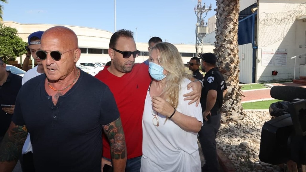 ציפי רפאלי עם בנה, משמאל: בעלה רפי (צילום: יריב כץ) ציפי רפאלי השתחררה מנווה תרצה ברמלה