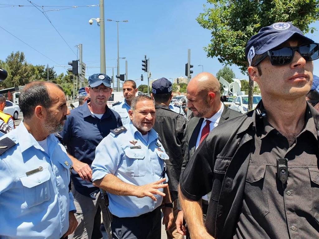 אוחנה ושבתאי בזירת הפיגוע (צילום: דוברות המשטרה ) המפכ"ל והשר אוחנה בזירת הפיגוע
