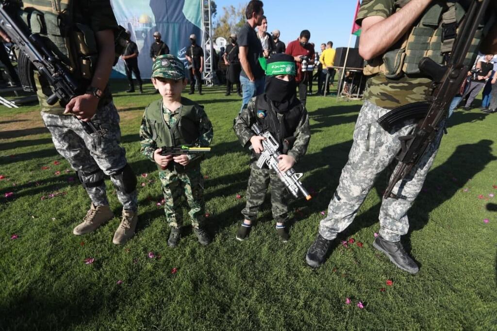 Small children in terrorist costumes in the Gaza Strip (Photo: Majdi Fathi, TPS) טקס לזכר הרוגי סבב הלחימה האחרון בעזה