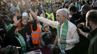 מנהיג חמאס יחיא סינוואר בטקס לזכר הרוגי סבב הלחימה האחרון בעזה
