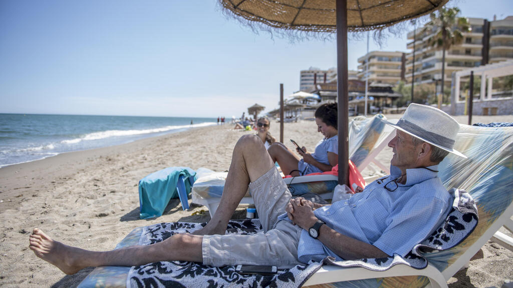 תיירים מבריטניה מבלים בחוף בספרד. גם הווריאנט לא מונע כניסה (צילום: gettyimages) תיירים מבריטניה מבלים בחוף בספרד. גם הווריאנט לא מונע כניסה