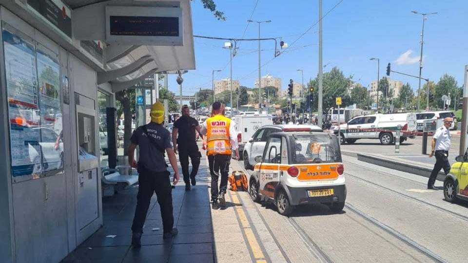 הרקע - חשש לפיגועים אחרי מבצע שומר החומות. זירת הפיגוע בירושלים ( צילום: דוברות איחוד הצלה) פיגוע דקירה בירושלים
