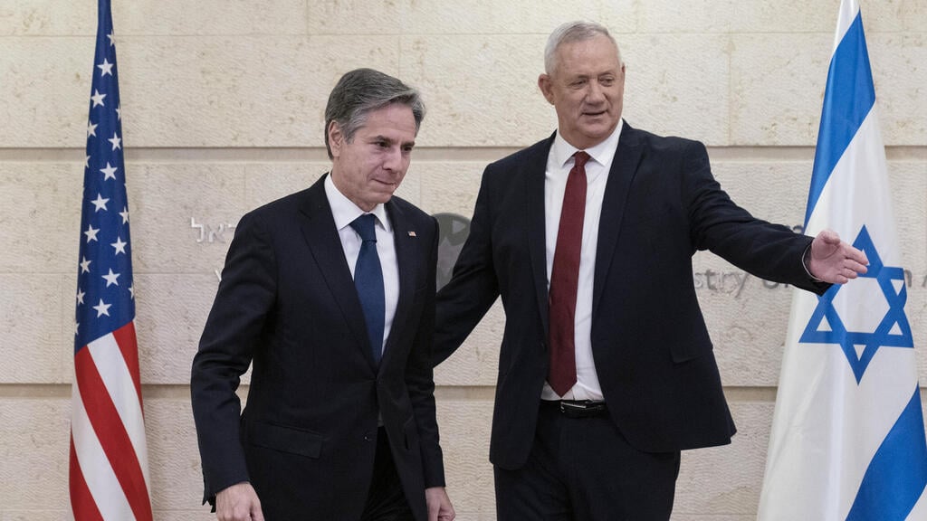 גנץ ובלינקן (צילום: AP) שר הביטחון בני גנץ עם אנתוני בלינקן מזכיר המדינה של ארה"ב