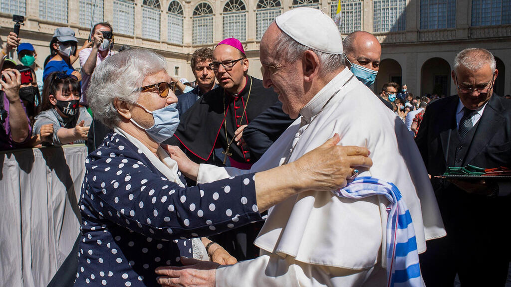 Pope Francis meeting with Lidia Maksymowicsz, a Polish-Belarusian Holocaust survivor of the Auschwitz-Birkenau camp (Photo: AFP) s Pope Francis (R) meeting with Lidia Maksymowicsz, a Polish-Belarusian Holocaust survivor of the Auschwitz-Birkenau camp
