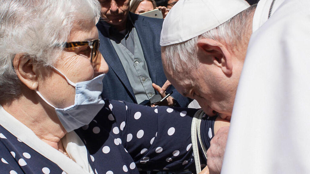 Pope kisses arm of Holocaust survivor tattooed by Nazis (Photo: AFP) ה אפיפיור נישק את המספר על ידה של ניצולת ה שואה
