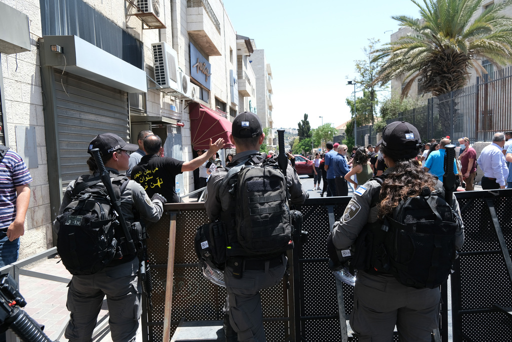 צילום: יואב דודקביץ' מעצר של מפגין בהפגנה מחוץ לדיון על פינוי תושבים מסילוואן במחוזי ירושלים