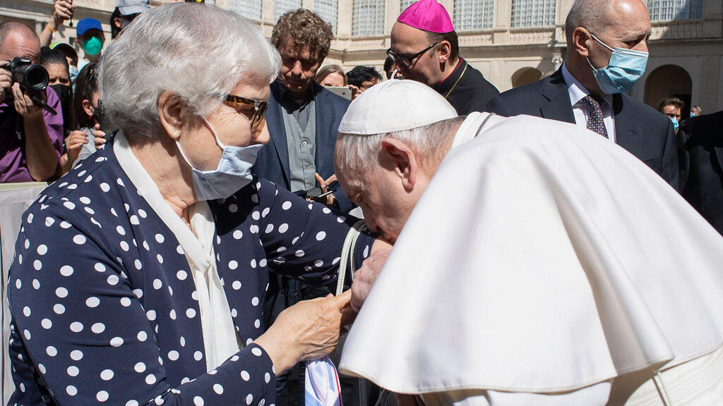 Pope Francis (R) kissing the concentration camp's inmate tattoo of Lidia Maksymowicsz (Photo: AFP) Pope Francis (R) kissing the concentration camp's inmate tattoo of Lidia Maksymowicsz