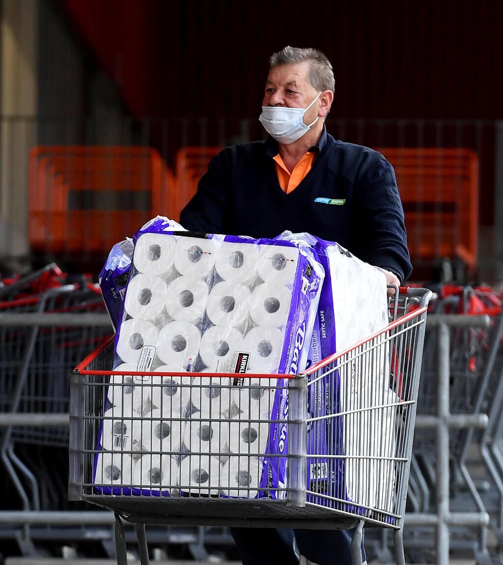 נערכים לסגר במלבורן (צילום: AFP) מצטיידים בנייר טואלט לקראת הסגר בויקטוריה
