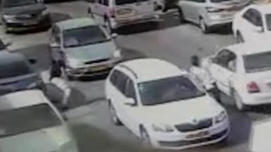 מתוך התיעוד: מסתערים על הרכב ומיידים לעברו אבנים (צילום: דוברות המשטרה) תיעוד השלכת אבנים ופציעת תינוקת