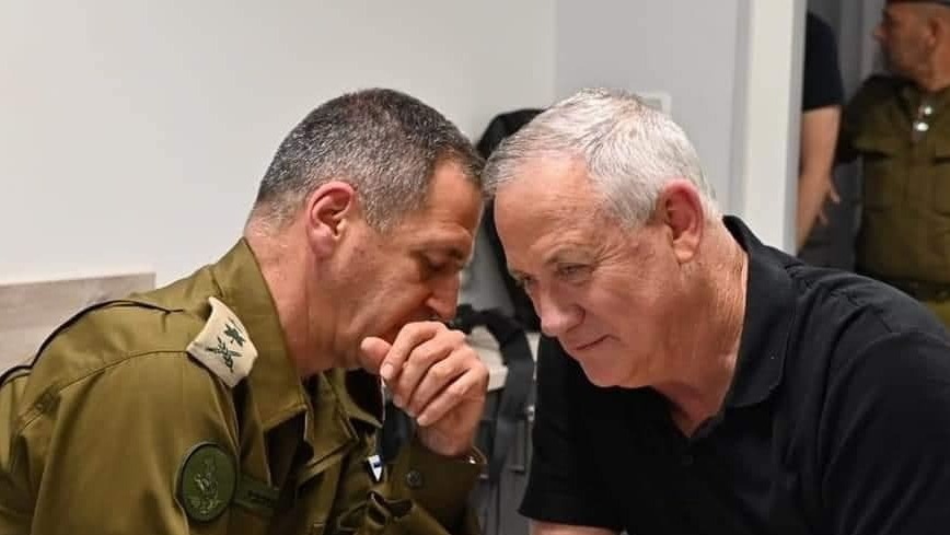 "הרמטכ"ל מהווה עוגן של יציבות פיקודית ומבצעית". גנץ וכוכבי (צילום: אריאל חרמוני, משרד הביטחון) בני גנץ ואביב כוכבי