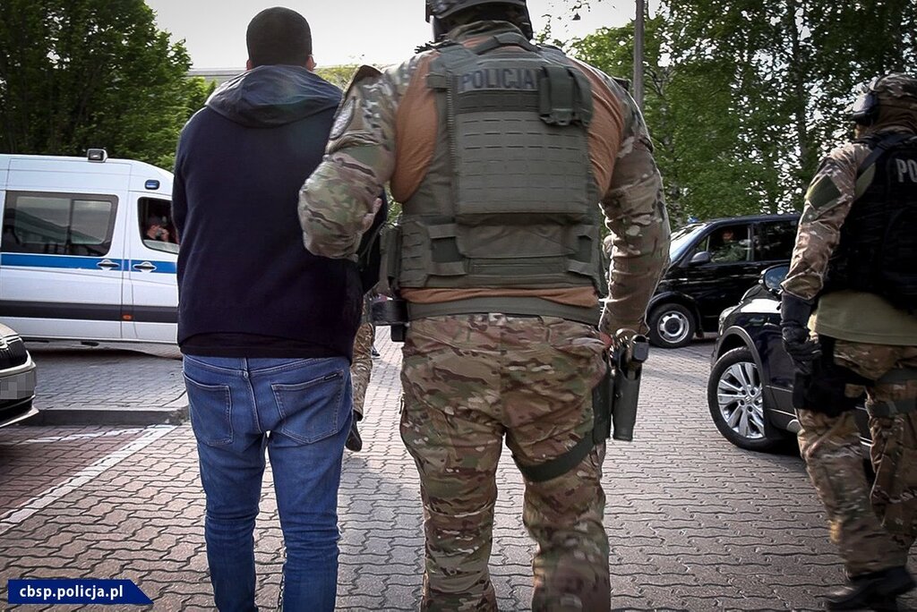 Photo: Polish police הולנד הסגירה לפני כמה ימים לפולין עבריין ישראלי, שלום ליאור אזולאי, בן 40, שעל פי הודעה רשמית של משטרת פולין, הוביל ארגון פשע מאורגן שהיה מעורב בהלבנת כספים מהברחת סמים