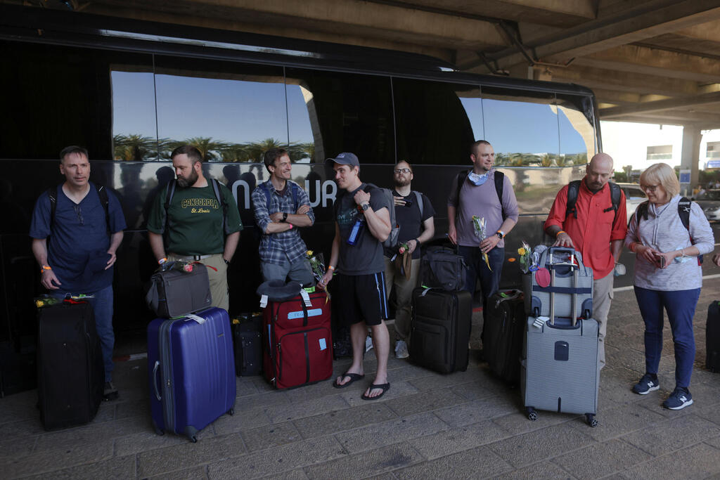 Tourists wait next to a bus outside Ben Gurion Airport (Photo: Reuters) Tourists wait next to a bus outside Ben Gurion International Airport