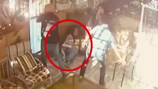תיעוד שוטר יס"מ יורה בנערה בשעעח ג'ראח בזמן הפגנה שהתקיימה במקום