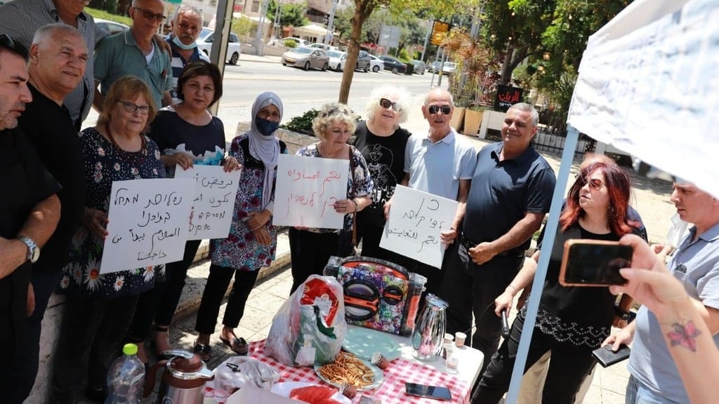Jewish and Arab residents of Haifa calling last month for unity and cooperation between sectors (Photo: Hanan Ziso Communications) מפגש יהודים וערבים