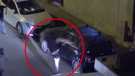 תיעוד: במהלך הפרעות ביום ירושלים תועד חשוד גורם נזק לרכבים בשוכנת אבו טור בירושלים