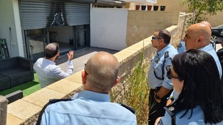 המפכ"ל שבתאי בבית המשפחה שנפגע בלוד