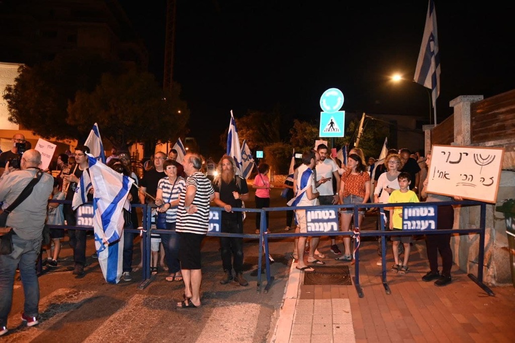הפגנה מול ביתו של נפתלי בנט