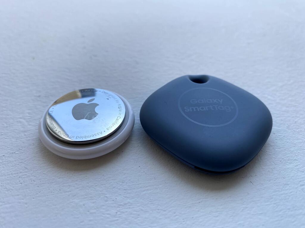 AirTag ו-SmartTag Plus סמסונג (צילום: דניס ויטצ'בסקי) AirTag ו-SmartTag Plus סמסונג