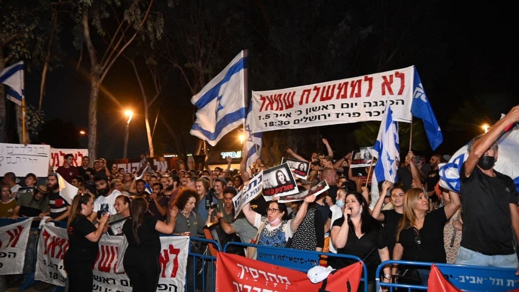 המפגינים נגד ממשלת שינוי (צילום: יאיר שגיא) הפגנה של תומכי ימין ושמאל מול ביתה של איילת שקד