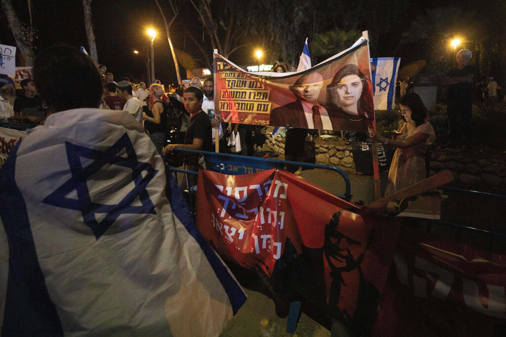 הפגנה של תומכי ימין ושמאל מול ביתה של איילת שקד