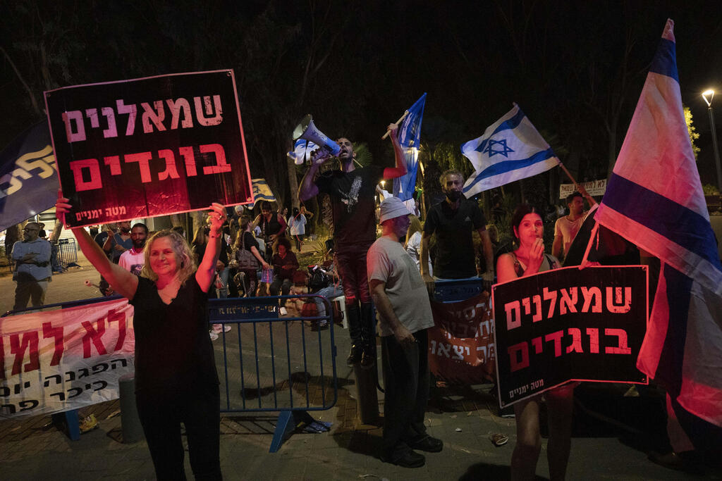 הפגנה מול ביתה של איילת שקד, השבוע (צילום: AP) הפגנה של תומכי ימין ושמאל מול ביתה של איילת שקד