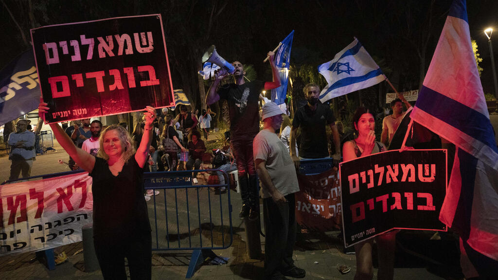 שלטי ההסתה מול ביתה של איילת שקד (צילום: AP) הפגנה של תומכי ימין ושמאל מול ביתה של איילת שקד
