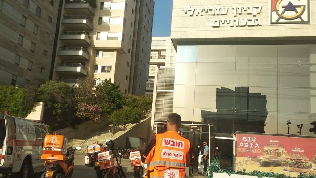 גבר נפצע אנוש במכון כושר בקניון גבעתיים (צילום: תיעוד מבצעי איחוד הצלה) גבר נפצע אנוש במכון כושר בקניון בגבעתיים