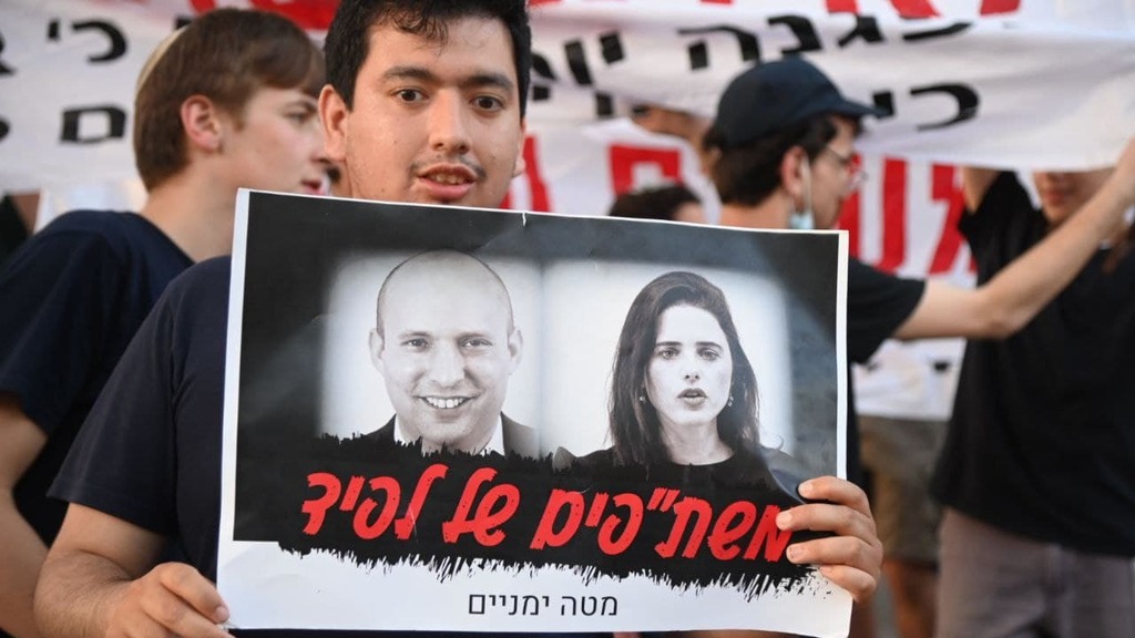 צילום: יאיר שגיא הפגנה של תומכי ימין ושמאל מול ביתה של איילת שקד