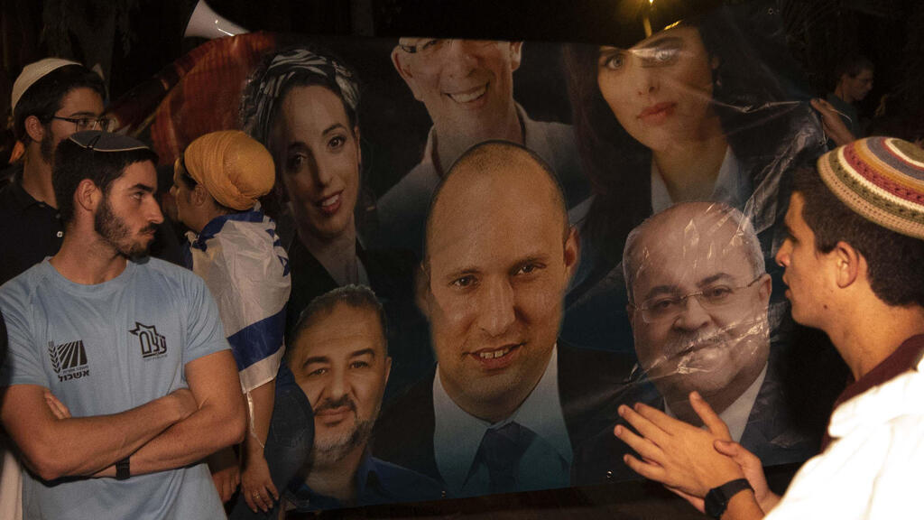 הפגנה מול ביתה של שקד (צילום: AP) הפגנה של תומכי ימין ושמאל מול ביתה של איילת שקד